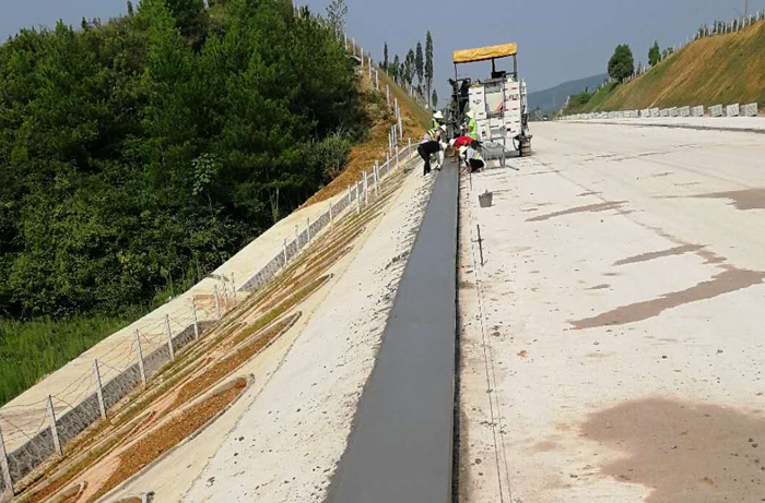 NC1300在贵州黔东南施秉县做的路肩滑模施工