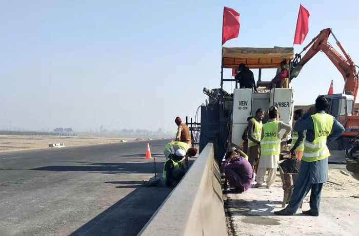 NC1300在巴基斯坦卡拉公路防撞墙滑膜施工