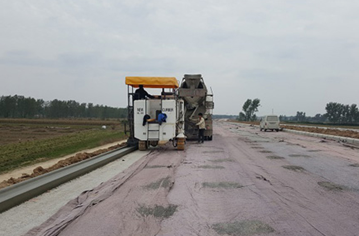 NC1300在徐明高速路肩及路肩汇水槽滑模施工