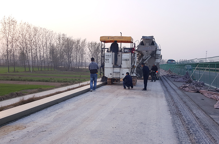 徐明高速路肩及路肩集水槽-NC1300滑模摊铺机滑模施工