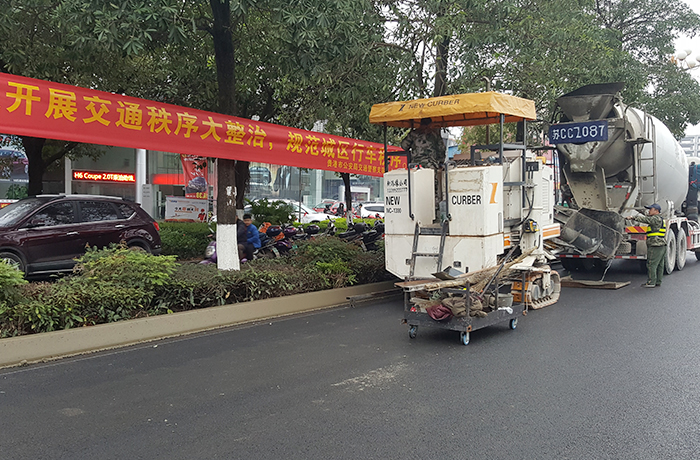 广西贵港市政道路路缘石改建-NC1300滑模摊铺机滑模施工