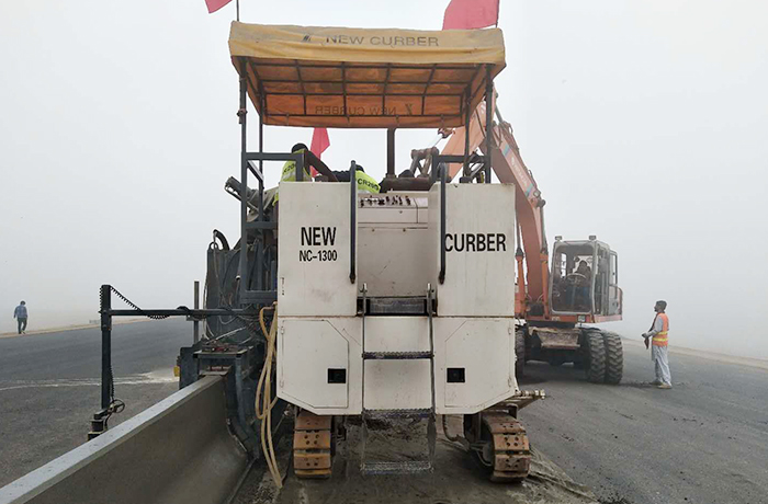卡拉公路防撞护栏滑模摊铺机铺筑施工
