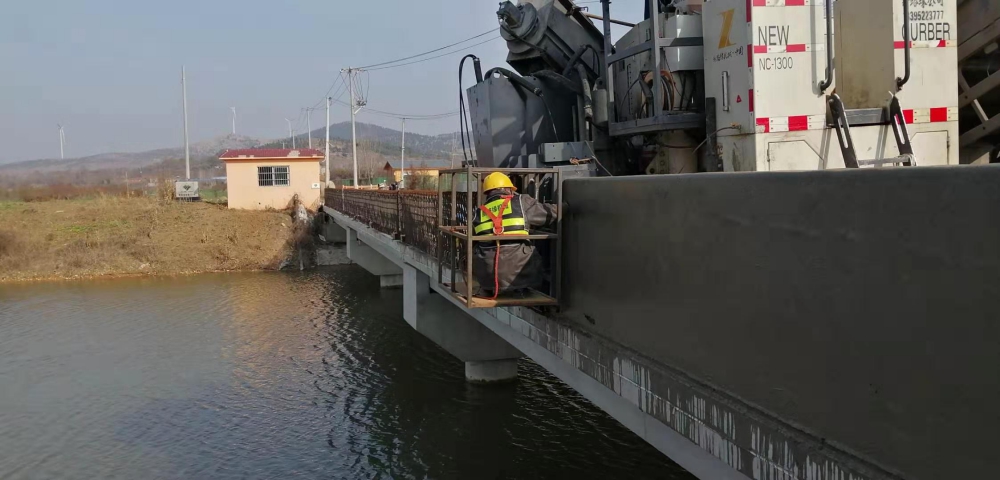 NC1300滑模摊铺机在徐州贾汪桥梁防撞护栏滑模施工