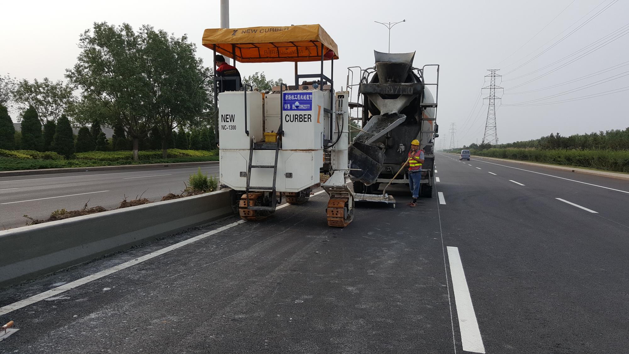混凝土路缘石滑模成型机滑模摊铺中基准线的重要性