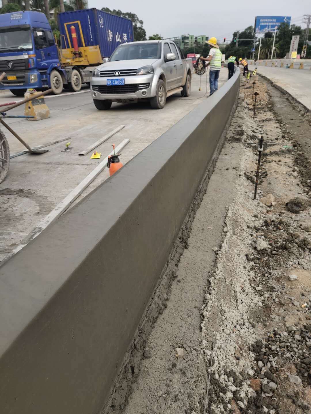 路缘石滑模机整体摊铺硬路肩和路缘石的施工技术要求