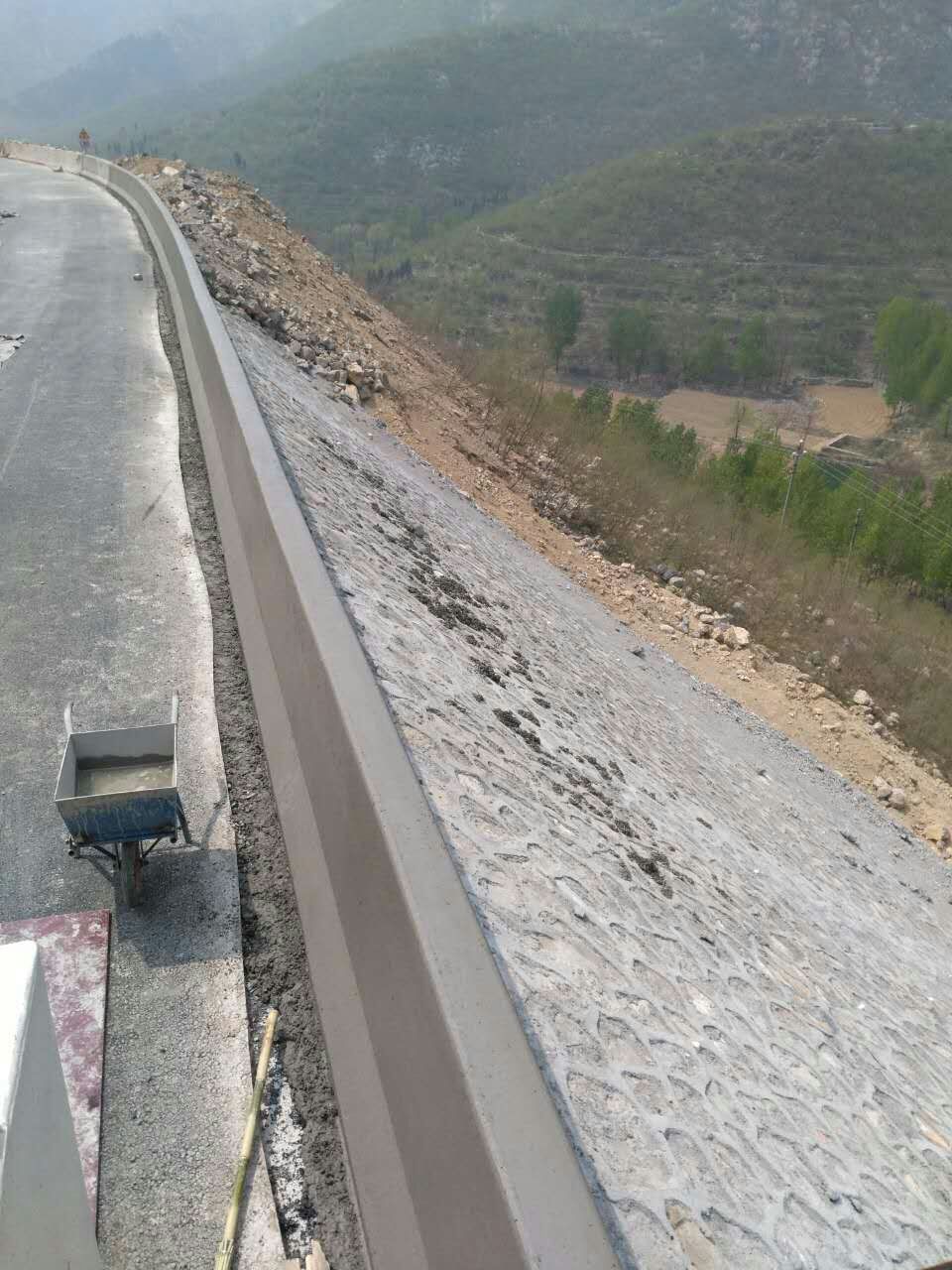 无论何种工况，路缘石滑模机都能完美运行