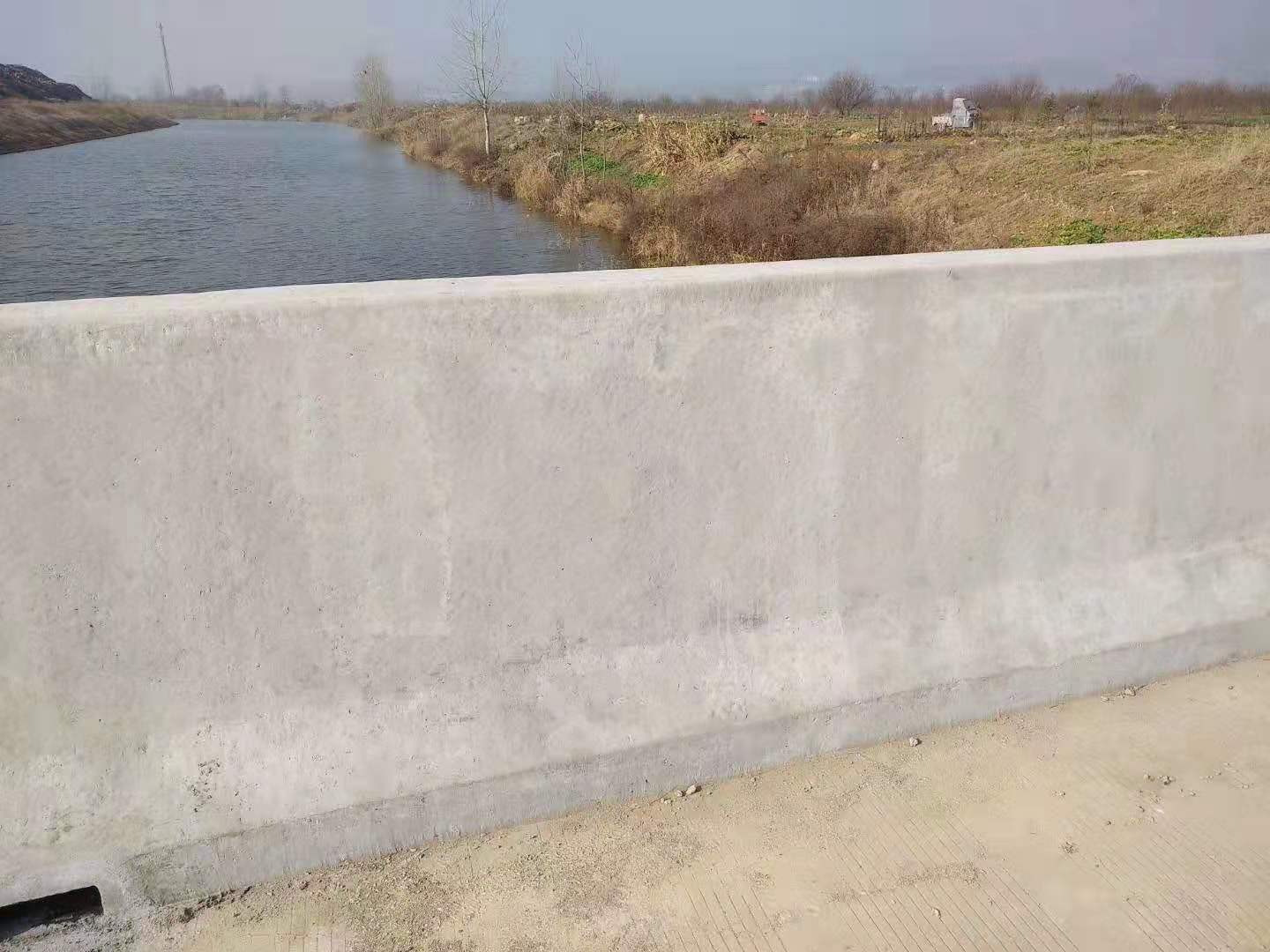 影响混凝土路缘石滑模摊铺机振动粘度的原因