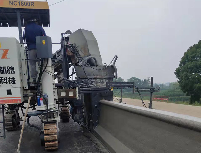 NC1800混凝土滑模摊铺机-四川.jpg